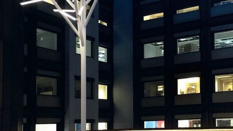 大型厂房照明系统通常采用高效节能的LED灯具。在选择灯具时，需要关注以下指标：